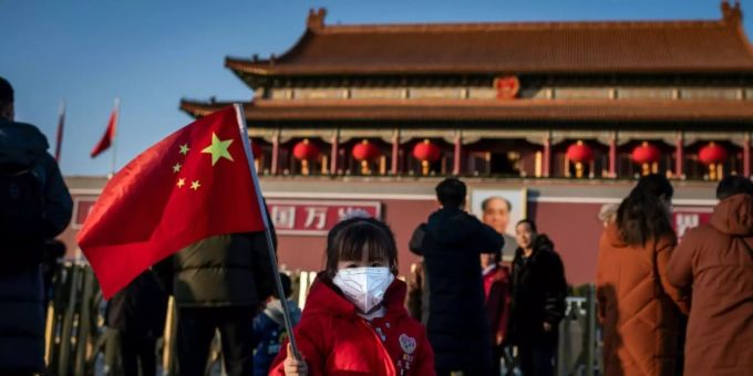 Ein Mädchen mit einer Schutzmaske auf dem Pekinger Tiananmen-Platz. china coronavirus