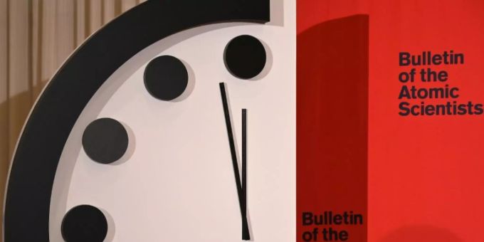 Der symbolische Stand der «Weltuntergangsuhr» wird einmal im Jahr mitgeteilt. weltuntergangsuhr