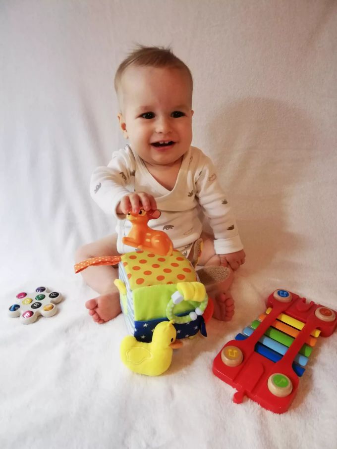 Der sechzehn Monate alte Michael spielt im Sitzen mit einem kleinen Bambi. Michael leidet an spinaler Muskelatrophie und hatte drei Monate vor der Aufnahme eine Injektion des Genpräparates Zolgensma erhalten. Zolgensma-Patient Michael