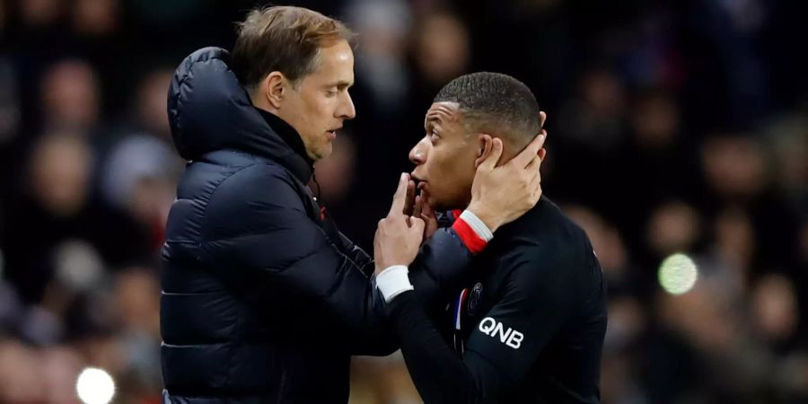 Thomas Tuchel spricht mit Kylian Mbappé.