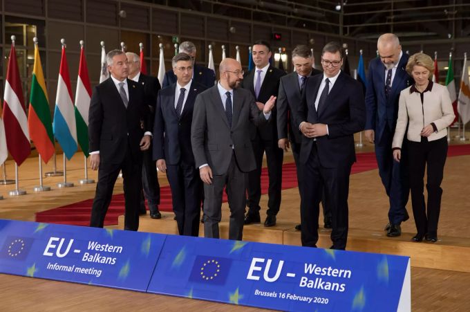 Charles Michel, Präsident des Europäischen Rats, spricht während sich die Staats- und Regierungschefs der Westbalkanländer bei einem Treffen der Eurogruppe zu einem Gruppenfoto aufstellen. Treffen der Eurogruppe