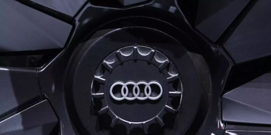 Das Audi-Logo ist auf einer Felge zu sehen. Foto: Silas Stein/dpa/Archivbild