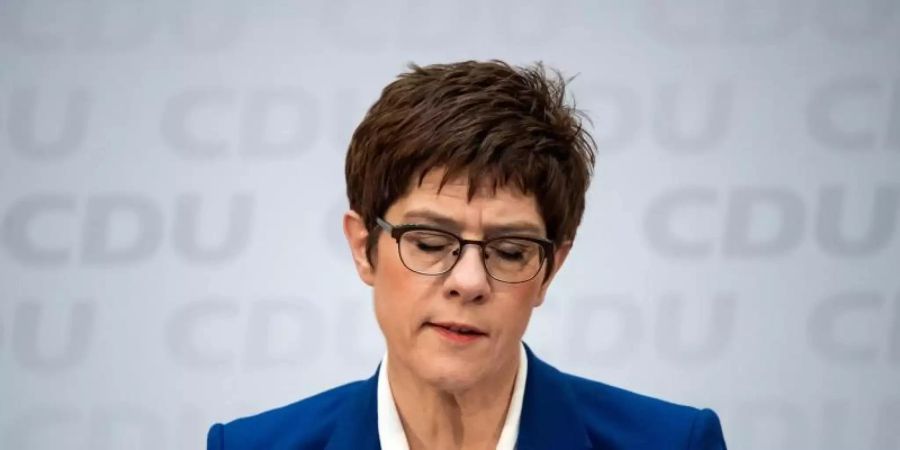 Annegret Kramp-Karrenbauer, Vorsitzende der CDU, äussert sich bei einer Pressekonferenz nach den Gremiensitzungen der CDU im Konrad-Adenauer-Haus. Foto: Bernd von Jutrczenka/dpa