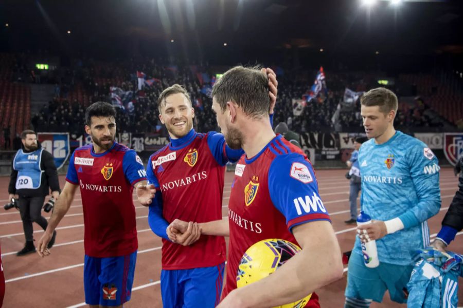 Matchwinner Fabian Frei sichert sich nach dem Abpfiff seinen Hattrick-Ball.