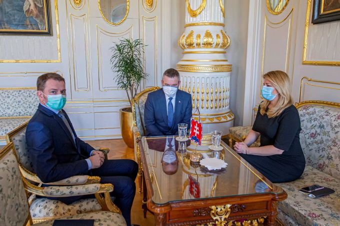 Zuzana Caputova, Präsidentin der Slowakei, Peter Pellegrini (M), der scheidende Premierminister der Slowakei und sein Nachfolger Igor Matovic tragen während eines Treffens im Präsidentenpalast Schutzmasken. Inmitten der Coronakrise vollzieht die Slowakei diese Woche ihren Regierungswechsel. Coronavirus Regierungswechsel Slowakei