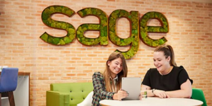 Das Sage Group Logo an einer Wand. Sage Group