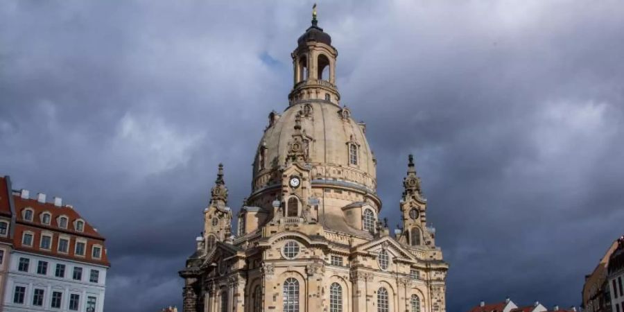 Die Frauenkirche in Dresden: Am 13. Februar 1945 und in den Tagen danach hatten britische und amerikanische Bomber das Zentrum der Elbestadt in Schutt und Asche gelegt. Foto: Jens Büttner/zb/dpa