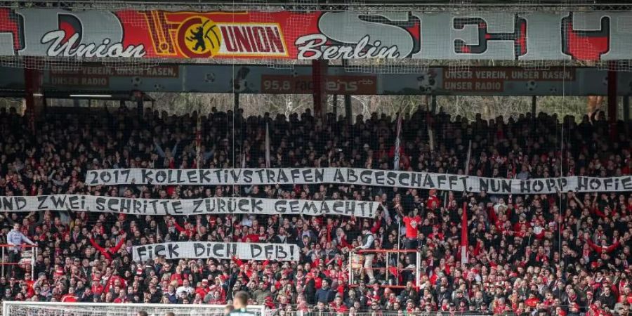 Die Kollektivstrafe gegen Dortmund-Fans liess Ultras in ganz Deutschland gegen den DFB protestieren. Foto: Andreas Gora/dpa