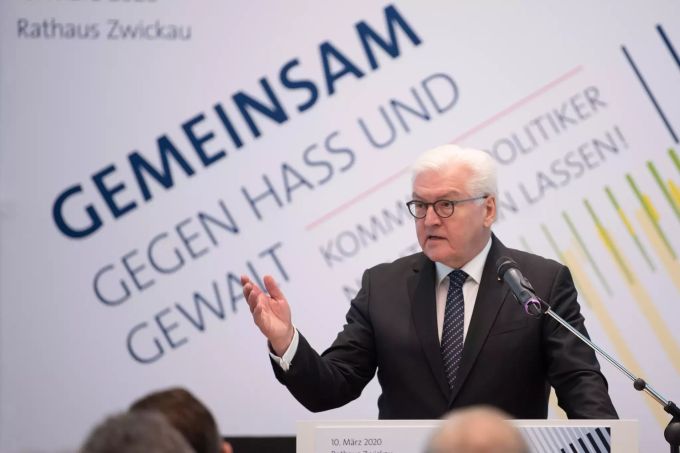 Bundespräsident Frank-Walter Steinmeier spricht im Rathaus anlässlich einer Diskussionsrunde zum Thema "Gemeinsam gegen Hass und Gewalt · Kommunalpolitiker nicht allein lassen!" zu den Gästen. Im Anschluss an die Veranstaltung besucht Steinmeier den Gedenkort für die Opfer der rechten Terrorgruppe "Nationalsozialistischer Untergrund" (NSU). Bundespräsident Steinmeier besucht Zwickau