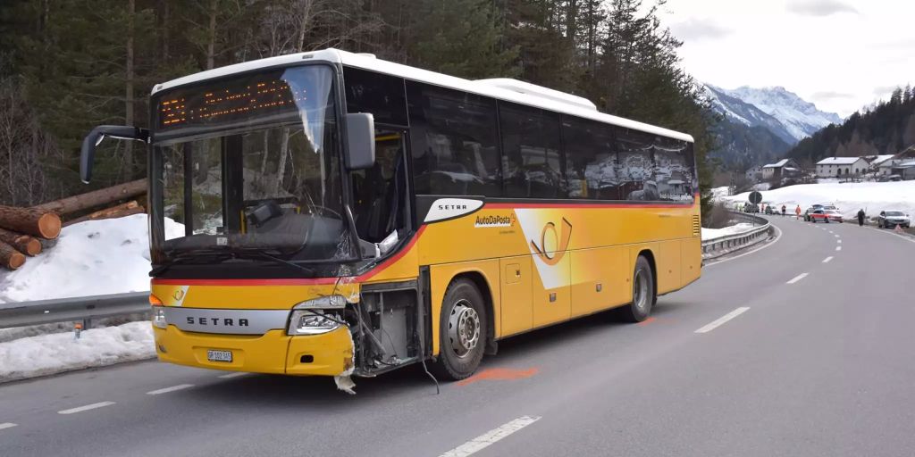 Martina GR: Postauto kollidiert mit Auto - eine Person verletzt
