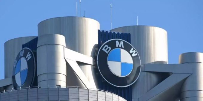 Das BMW-Logo auf dem Firmensitz des Automobilherstellers BMW ist zu sehen. Der Autohersteller setzt weiterhin auf Wasserstoff. Wasserstoff