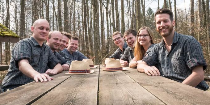 Die Ländlerfrönde Freiamt, Hägglingen, feiern dieses Jahr ihr fünfjähriges Bestehen. Link von vorne nach hinten: Christoph Widmer, Roman Schuler, Stephan Huber, René Zeier. Rechts von vorne nach hinten: Markus Kathriner, Sandra Chiecchi, Stefan Grüninger, Pirmin Staubli . Es fehlt: Claudia Geissbühler (vor einem Monat in Verein aufgenommen). Ländlerfrönde Freiamt Hägglingen