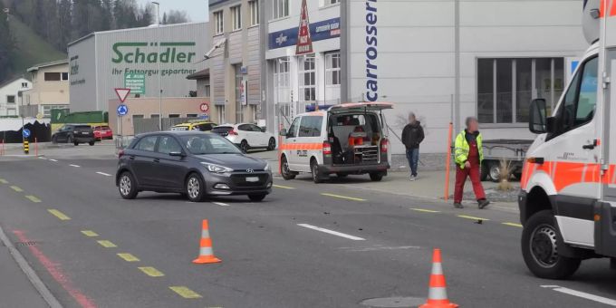 Einsiedeln: Motorradlenker bei Kollision verletzt. Einsiedeln: Motorradlenker bei Kollision verletzt