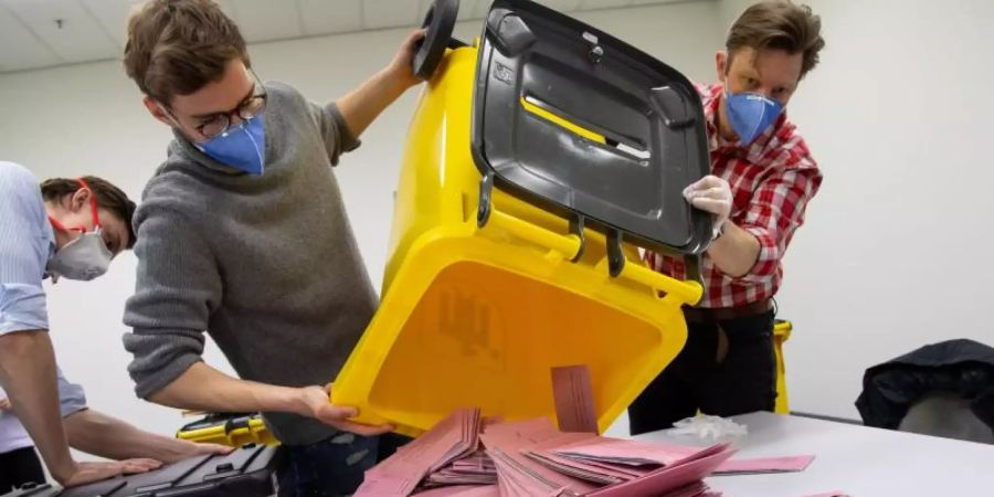 Wahlhelfer bei der Auszählung in München - mit Mundschutz. Foto: Sven Hoppe/dpa