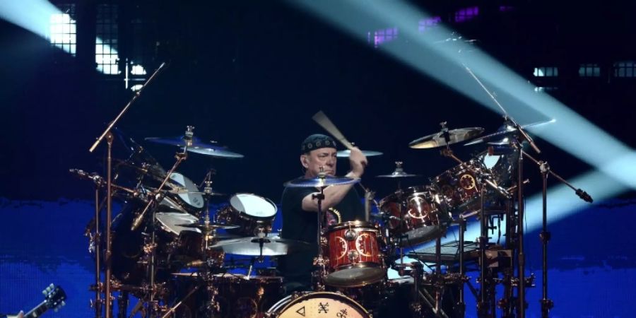 Neil Peart am Schlagzeug im Jahr 2013