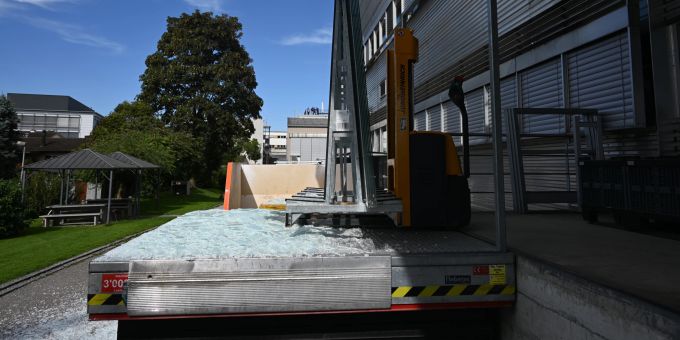 Glasscheiben stürzen in Widnau von Hebebühne. Arbeitsunfall in Widnau