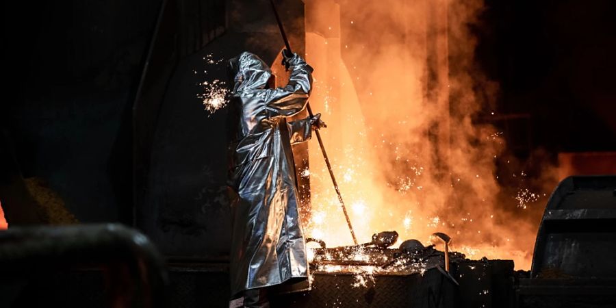 Ein Stahlarbeiter im Thyssenkrupp-Werk in der deutschen Stadt Duisburg. (Archivbild)