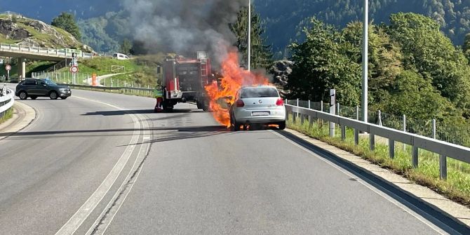 Fahrzeugbrand in Mesocco.