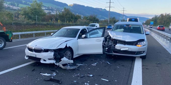 A14 bei Gisikon LU - Auffahrunfall zwischen fünf Autos – zwei Verletzte