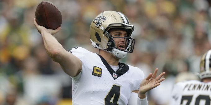 Mit der Verletzung von Quarterback Derek Carr entgleitet den New Orleans Saints das Spiel gegen Green Bay. NFL