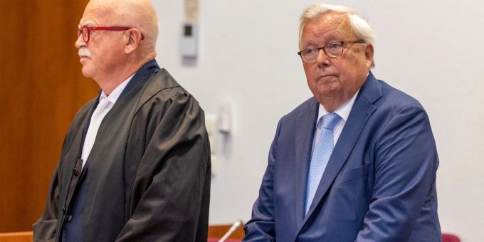 Der angeklagte Bankier Christian Olearius (r) steht neben seinem Anwalt Peter Gauweiler im Bonner Landgericht. Der angeklagte Bankier Christian Olearius (r) steht neben seinem Anwalt Peter Gauweiler im Bonner Landgericht.