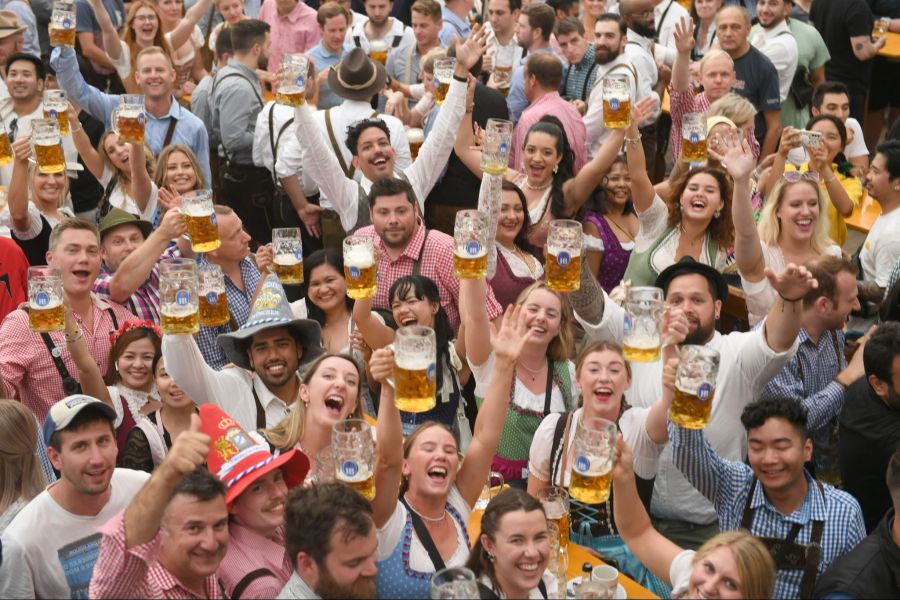 Bei den Gästen im Hofbräuzelt am Oktoberfest herrscht ausgelassene Stimmung.