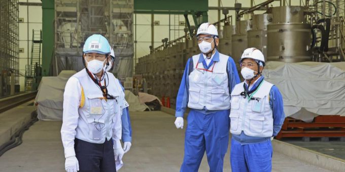 Der japanische Premierminister Fumio Kishida (links) besichtigt eine Anlage zur Behandlung radioaktiver Abwässer im vom Tsunami zerstörten Kernkraftwerk Fukushima, Sonntag, 20. August 2023. fukushima wasser verklappung
