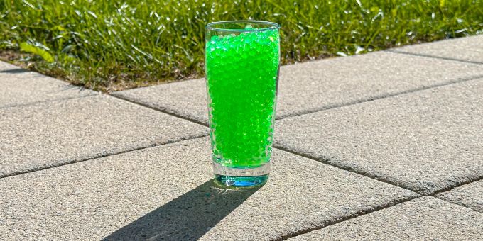 Schon ein einfaches Glas fasst hier fast 2000 Schuss. Gel Blaster Surge