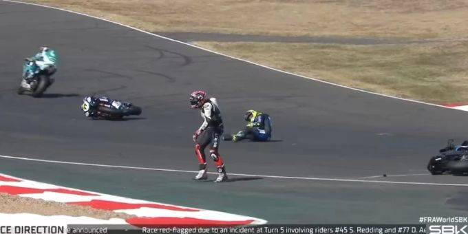 Dominique Aegerter liegt nach seinem Crash auf der Strecke. Dominique Aegerter