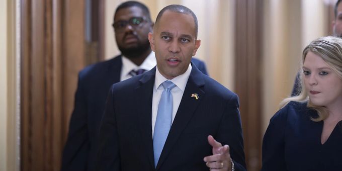 Der oberste Demokrat im US-Repräsentantenhaus, Hakeem Jeffries, hat den Republikanern vorgeworfen, das Land durch einen parteiinternen «Bürgerkrieg» zu sabotieren. Foto: J. Scott Applewhite/AP/dpa Der oberste Demokrat im US-Repräsentantenhaus, Hakeem Jeffries, hat den Republikanern vorgeworfen, das Land durch einen parteiinternen «Bürgerkrieg» zu sabotieren. Foto: J. Scott Applewhite/AP/dpa
