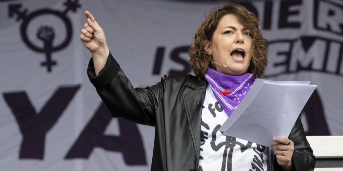 SP-Nationalrätin Tamara Funiciello spricht zu den Kundgebungsteilnehmer am traditionellen 1. Mai-Umzug, am Tag der Arbeit im Zeichen der «feministischen Revolution» in Zürich, am 1. Mai 2023. Tamara Funiciello feministische Revolution