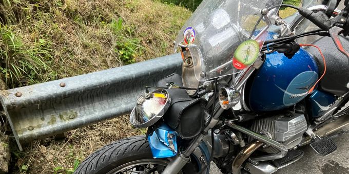 Linthal GL: Motorrad prallt gegen Stützmauer und Leitplanke. Linthal GL