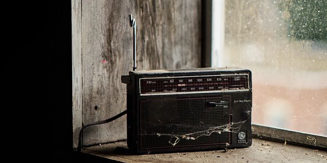 Altes Radio vor Fenster