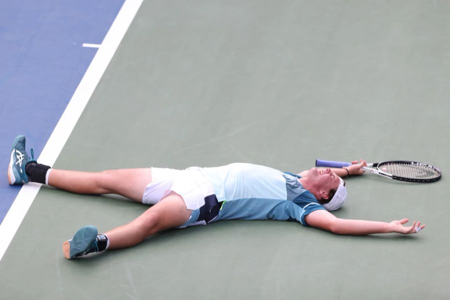 Dominic Stricker fällt nach dem Sieg gegen Stefanos Tsitsipas vor Freude zu Boden.