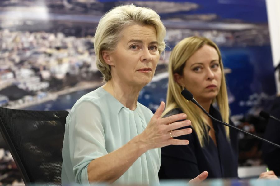 Am Sonntag machten sich EU-Chefin Ursula von der Leyen und die italienische Regierungschefin Giorgia Meloni selbst ein Bild von der explosiven Lage auf der Insel.