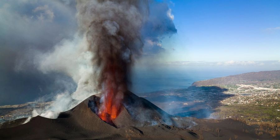 «Der Ausbruch dauerte insgesamt knapp drei Monate und die von der neuen Lava bedeckte Fläche beträgt mehr als 10,5 Quadratkilometer», sagt der marine Geophysiker Geersen vom Institut für Geowissenschaften der Kieler Christian-Albrechts Universität.