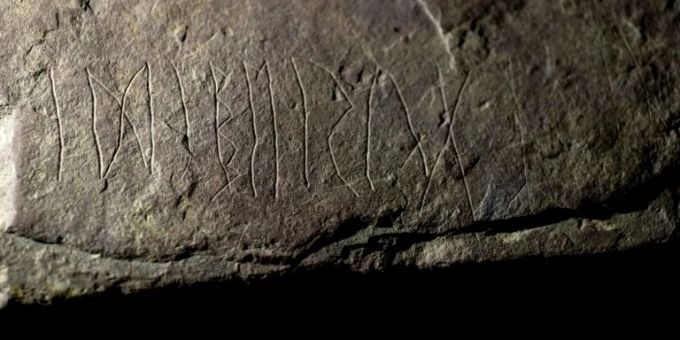 Inschriften auf dem Runenstein Inschriften auf dem Runenstein