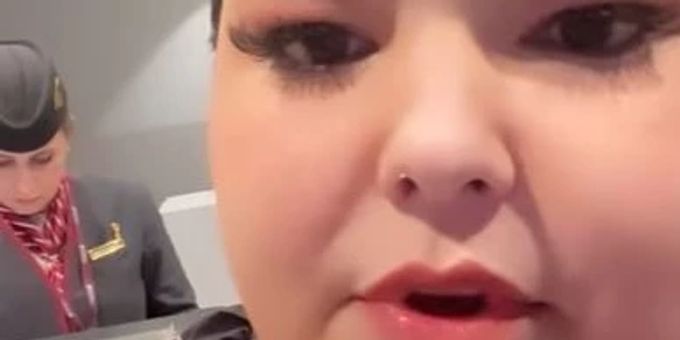 «Zu fett» für Sitz - Airline muss Plus-Size-Model Therapie bezahlen