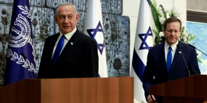 Netanjahu (l) und Herzog. Israel sei laut Experten derzeit grundsätzlich nicht an einem Abkommen interessiert. (Archivbild) Israel