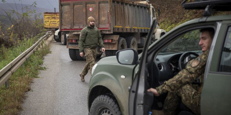 Nato-Soldaten aus Lettland begutachten die Strassensperre nahe Uglare, im Norden Kosovos. (AP Photo/Visar Kryeziu)