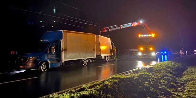 Ins BE: Lieferwagen mit Anhänger auf Bahntrassee geraten. Ins BE