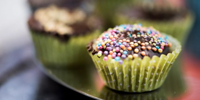 Pralinen lassen sich auch selbst kreieren. Am einfachsten geht die Verzierung mit bunten Streuseln. Praline Schokolade selbstgemacht Streusel bunt
