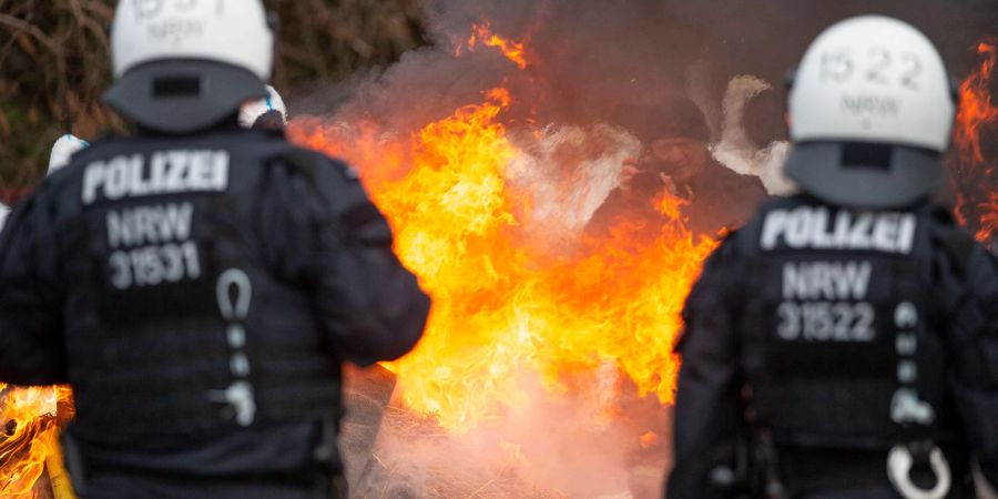 Feuriger Protest: Die Aktivisten haben Barrikaden aus Strohballen aufgestellt und diese angezündet.