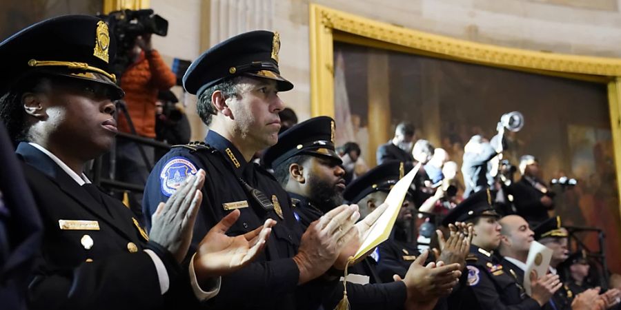 Polizisten applaudieren während einer Zeremonie zur Verleihung der «Congressional Gold Medal». Foto: Alex Brandon/AP/dpa