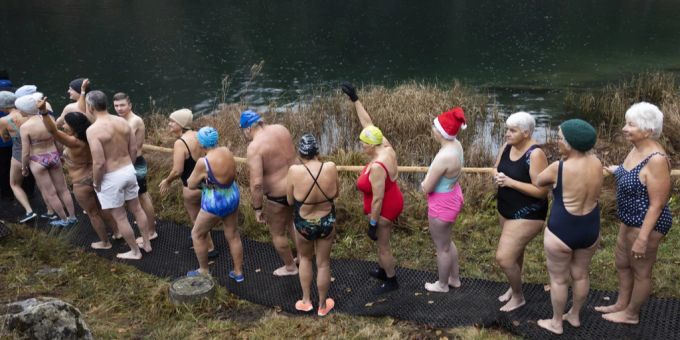 Die Schwimmerinnen und Schwimmer lassen sich von der Kälte am Blausee Schwimmen 2022 nicht abschrecken blausee schwimmen 2022