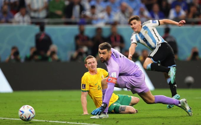 Alvarez profitiert nach der Pause im Achtelfinal der WM 2022 von einem krassen Goalie-Bock. wm 2022