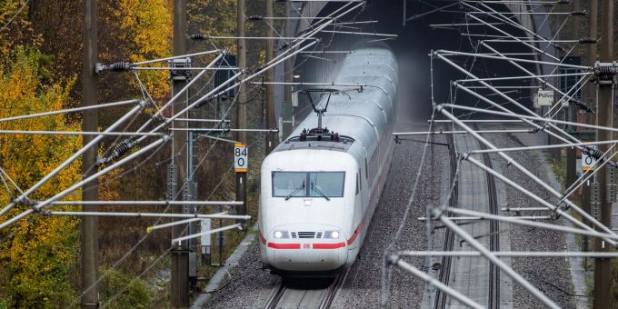 Ein ICE fährt auf der Schnellfahrstrecke Stuttgart - Mannheim nahe der Enztalbrücke aus einem Tunnel heraus. Ein ICE fährt auf der Schnellfahrstrecke Stuttgart - Mannheim nahe der Enztalbrücke aus einem Tunnel heraus.