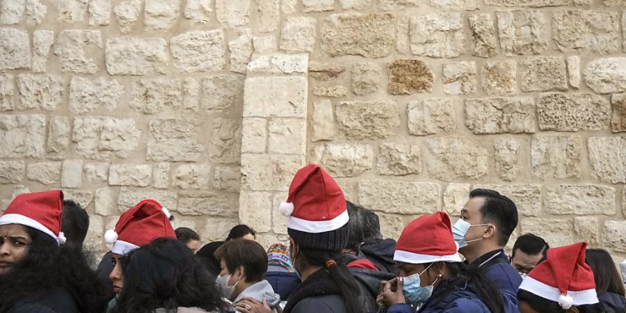 Touristen stehen in der Stadt Bethlehem Schlange, um die Geburtskirche zu betreten, die traditionell als der Geburtsort von Jesus Christus gilt. Foto: Maya Alleruzzo/AP/dpa