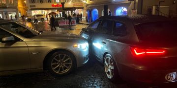 Fahrzeugkollision auf dem Rathausplatz in Altdorf