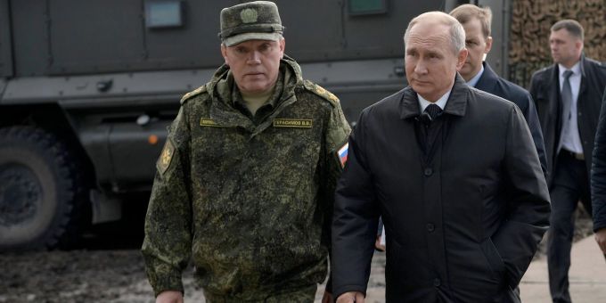 Der russische Präsident Wladimir Putin mit Waleri Gerassimow. Ukraine Krieg